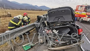 Kamionista vletel do odstaveného auta. Doprava na R1 pri Žarnovici zostala ochromená