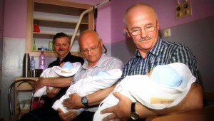 Deduškom sa narodili traja vnukovia. V ten istý deň!