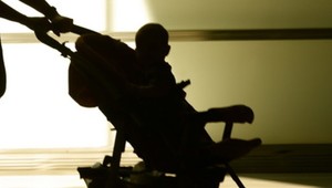 Muž udrel päťmesačného syna do hlavy a hodil ho z polmetrovej výšky do kočíka