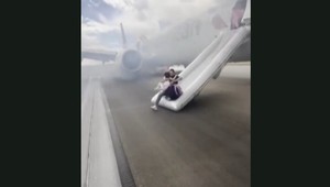 Počas štartu lietadla American Airlines vypukol požiar, cestujúci boli v panike evakuovaní