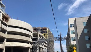 Na budovu sa zrútil žeriav, hlásia mŕtvych aj zranených. Spadol počas búrky sprevádzanej silným vetrom