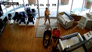 Ženy ukradli v obchode kočík, zabudli tam však dieťa. Vrátili sa poň až o niekoľko minút