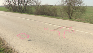 Auto prešlo muža ležiaceho na ceste, následne skončilo v priekope