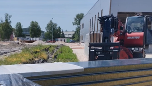 Tragický pracovný úraz: Mladého muža privalili stenové panely