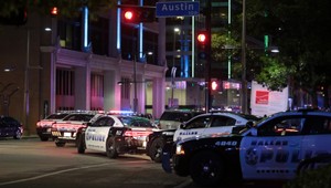 Pri protestoch v Dallase zomrelo päť policajtov, sedem je zranených