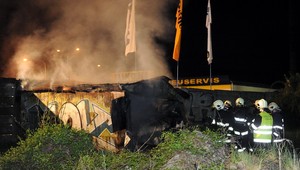 Podpaľač búdy s bezdomovcami zatiaľ polícii uniká