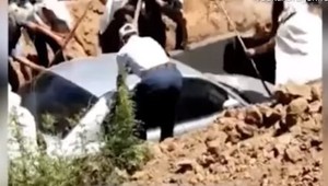 Posledná vôla muža znela jasne: Pochovajte ma v aute