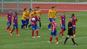 VIDEO: Útok hostí zastavila bitka dvoch domácich futbalistov!