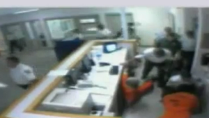 Väzen bil dozorcu, život mu zachránili ďalší väzni