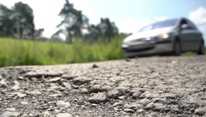 Cesta do Slovenského raja nie je rajom. V Spišských Tomášovciach pripomína vozovka  tankodrom