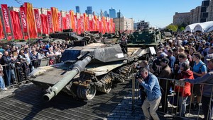 797. deň na Ukrajine: V Moskve vystavili vojenskú techniku ukoristenú z Ukrajiny