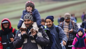 Slovinci a Chorváti pustili utečencov ďalej