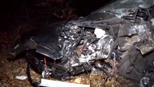 Dopravu paralyzovala zrážka auta s kamiónom. Na cestu vytekali litre nafty