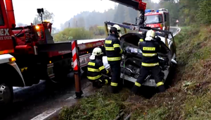Požičané auto skončilo na streche. 20-ročný vodič podcenil alkohol v krvi