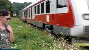 V Sukove vystúpite z vlaku na pole. Zastávka je dlhodobo zdemolovaná