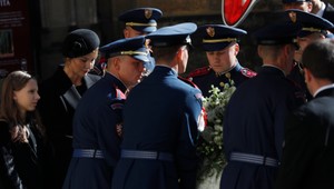 Posledné zbohom Karlovi Gottovi pri kontajneri? Krematórium vysvetľuje škandál