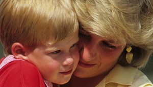 Harry opäť tvrdo útočí na rodinu a vyťahuje znovu rasizmus! PRETO vraj zomrela aj jeho mama!