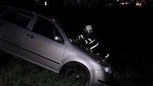 Opitá žena viezla troch dospelých a päť detí, niektoré boli v kufri auta. Havarovali, hneď ako vyšli na ulicu