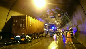 V Sitine havaroval kamión, tunel museli uzavrieť