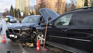 Ukradol auto a spôsobil dopravnú nehodu. Chlapec sa po zrážke pokúsil ujsť