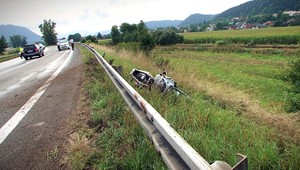 Motorkár (19) bez vodičáku havaroval a ušiel, chytili ho až kukláči