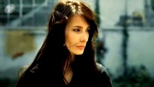 Pes jej rozhryzol husle. Preto spieva!