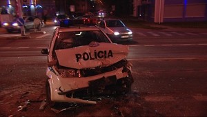 Policajti opäť havarovali, dvaja zranení