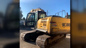 Túžba po alkohole bola asi mocná. Zlodeji si cestu do obchodu prerazili bagrom