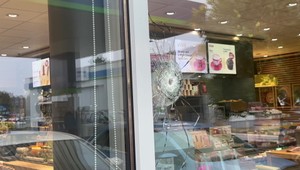 Polícia preveruje nočnú streľbu. Výstrel poškodil sklo čerpacej stanice