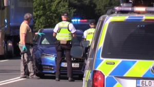 Agresívna cudzinka na kradnutom aute zrazila policajta. Zastavil ju až kamión