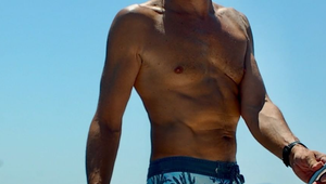 TAKTO vyzerá čerstvý šesťdesiatnik?! Známy český spevák ohúril vypracovanou figúrou!