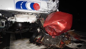 FOTO: Čelná zrážka s autobusom sa skončila tragicky. Z osobného auta zostala len kopa šrotu