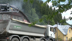 Miestni hovorili o ťažkom spánku a drnčaní okien. V Makove začala dlhoočakávaná rekonštrukcia cesty