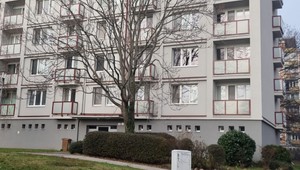 Po fasáde liezol na tretie poschodie, pravdepodobne sa šmykol. 17-ročného chlapca na zemi našli susedia