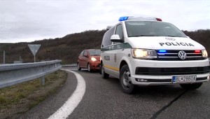 Vodič omylom odbočil priamo k sídlu polície. Vysvitlo, že bol opitý