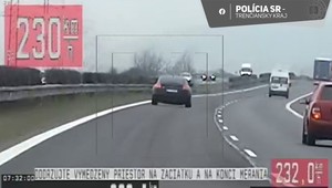 Rútil sa 230 kilometrovou rýchlosťou po diaľnici a blikal ako besný. Prišiel o vodičský preukaz