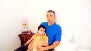 Rodičia ukradli vlastné dieťa. S ťažkou diagnózou mu pomôžu v Česku