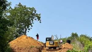 Tragédia na pracovisku: Nevládne telo muža museli vytiahnuť spod hliny bagrom