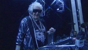 Babka Dj-ka! Vie to roztočiť aj v 70-tke