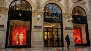 Louis Vuitton bude namiesto parfumov vyrábať dezinfekčné prostriedky na ruky