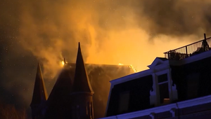 Silvestrovský požiar zničil kostol v Amsterdame. 50 metrová veža sa zrútila