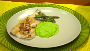 Filety zo pstruha v mandľových lupeňoch, hráškové pyré, estragónová omáčka