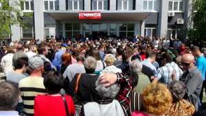 Na východe Ukrajiny prebieha referendum, vojaci pália do davu