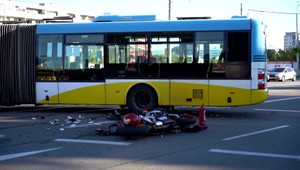 Motorkár dostal šmyk a skončil pod autobusom. Polícia začala trestné stíhanie