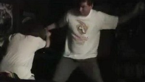 VIDEO: Zo sudcu tyran! Dcéru (16) tĺkol remeňom