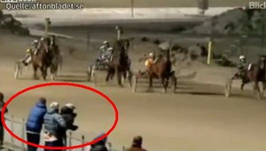 VIDEO: Dvojica sexovala pred kamerami počas konských dostihov!