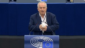 VIDEO: Slovenský europoslanec vypustil v parlamente "holubicu mieru"
