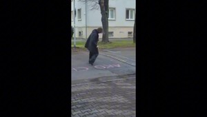 V čase, keď študent písal odkaz Ficovi, bola na mieste poslankyňa PS. TV JOJ má video