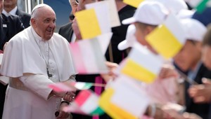 Pápež priletel do Maďarska: Zdravotný stav ho nezastavil