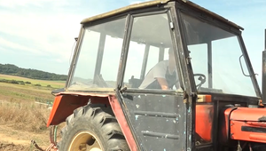 Po prevrátení traktoru zraneného muža previezli do nemocnice vrtuľníkom